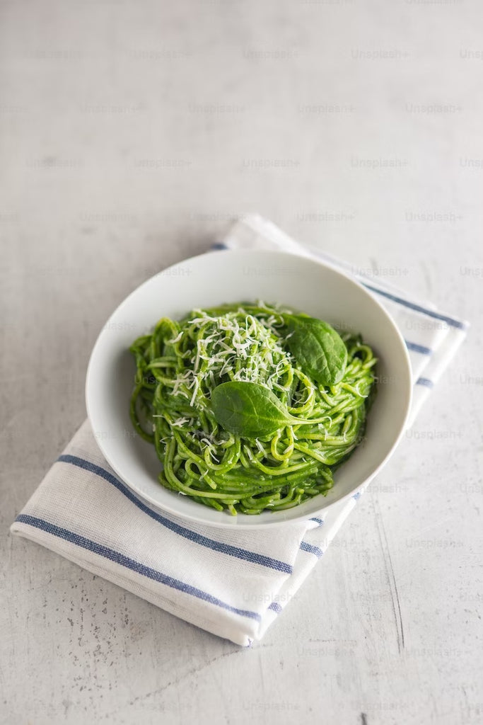 Spaghetti di zucchine con pesto verde all'erba di grano