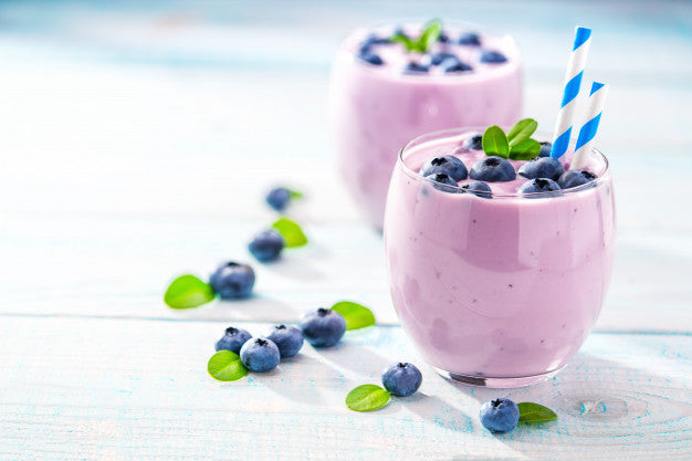 Smoothie ai mirtilli, spinacini ed erba di grano